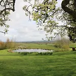 Great Calva, Sebergham, Perfect For 2 Families Or Friends With 3 Dogs Welcome And Hot Tub *